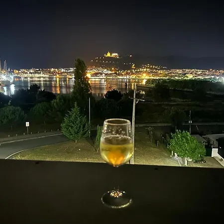 شقة River Town View - Luxury With Jacuzzi On Terrace فيانا دو كاستيلو