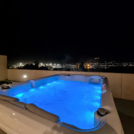 River Town View - Luxury With Jacuzzi On Terrace شقة