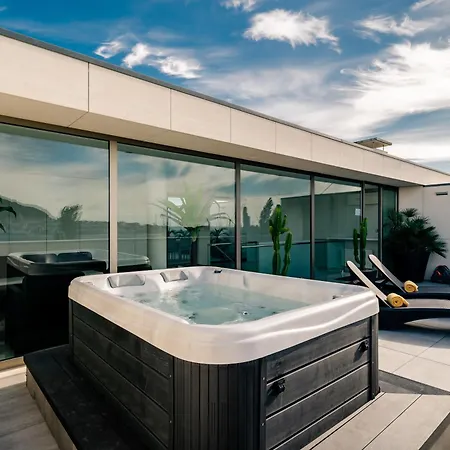 River Town View - Luxury With Jacuzzi On Terrace شقة *