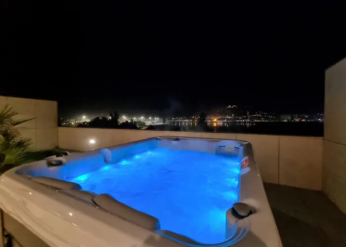 River Town View - Luxury With Jacuzzi On Terrace Apartament